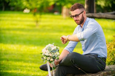 Düğün buketi olan adam.