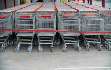 bir sürü alışveriş arabası