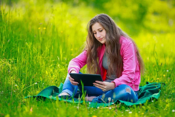 Portrait of a girl with a tablet — Stock Photo, Image