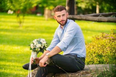 Düğün buketi olan adam.