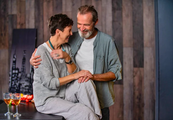 Casal de idosos na cozinha — Fotografia de Stock