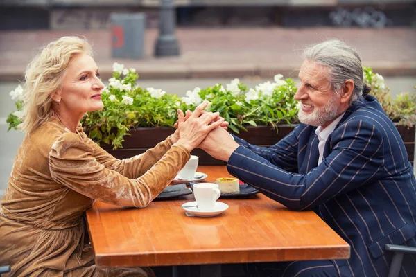 Cuplu în vârstă care stă la masă — Fotografie, imagine de stoc
