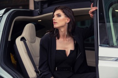 Bir arabanın arka koltuğundaki kız.