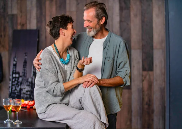 Cuplu în vârstă în bucătărie — Fotografie, imagine de stoc