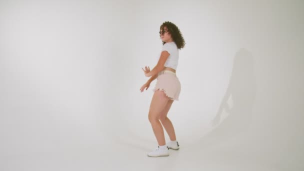 Dívka v kraťasech tančí ve studiu — Stock video