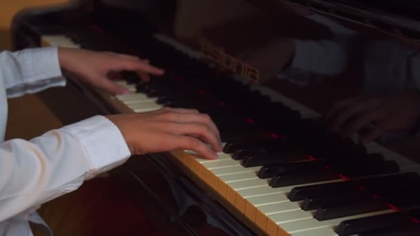 Adam piyano çalıyor. — Stok video