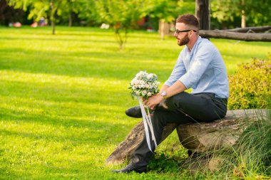 Düğün buketi olan adam.