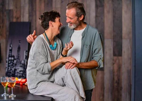 Cuplu în vârstă în bucătărie — Fotografie, imagine de stoc