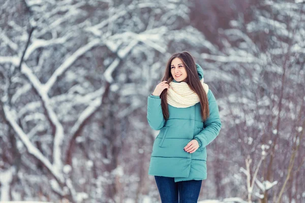 Flicka på bakgrunden av snöiga träd — Stockfoto