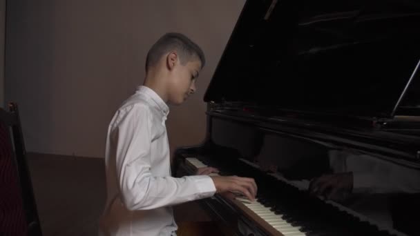 Chlap hraje na klavír — Stock video