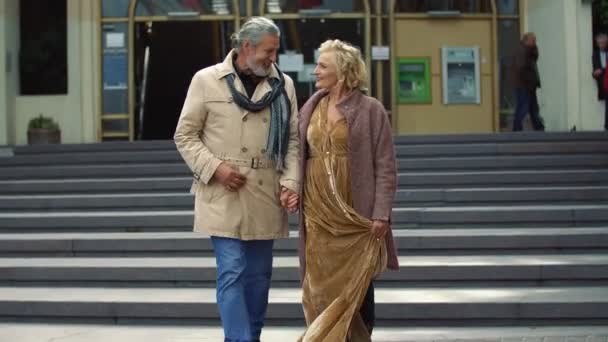 老夫婦が通りを歩いていると — ストック動画
