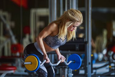 Kız pazılarını sallıyor.