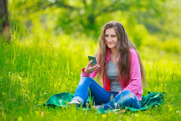 Meisje met een telefoon in haar handen — Stockfoto