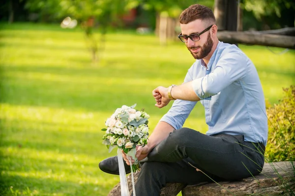 Ragazzo con un bouquet da sposa — Foto Stock