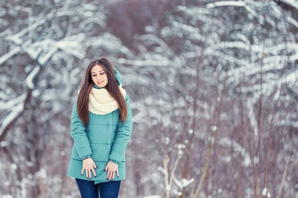 Dziewczyna na tle śnieżnych drzew — Zdjęcie stockowe