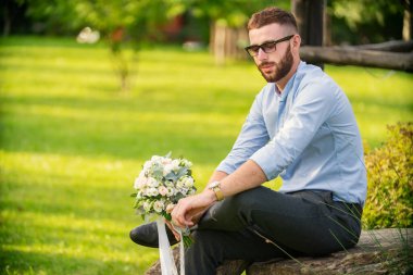 Düğün buketi olan adam.