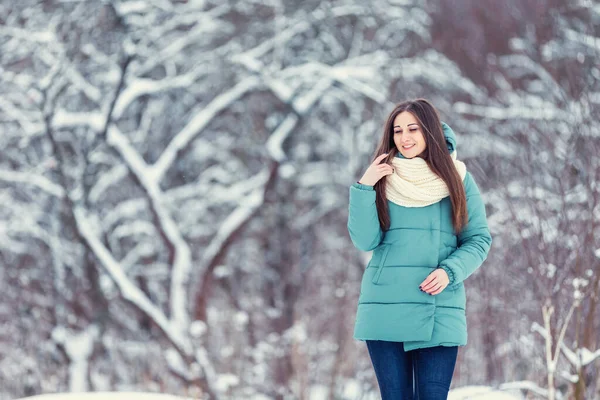 Flicka på bakgrunden av snöiga träd — Stockfoto