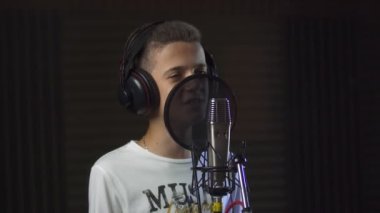 Stüdyoda şarkı söyleyen çocuk