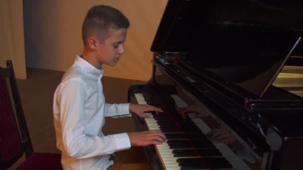 Хлопець грає на піаніно — стокове відео
