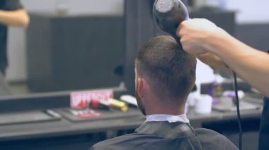 Saç kurutma makinesiyle saç kurutmak.