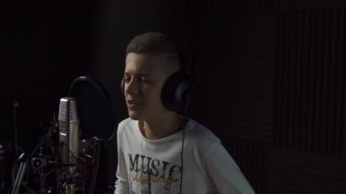 Stüdyoda şarkı söyleyen çocuk