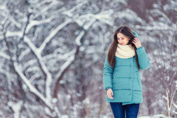 Meisje op de achtergrond van besneeuwde bomen — Stockfoto