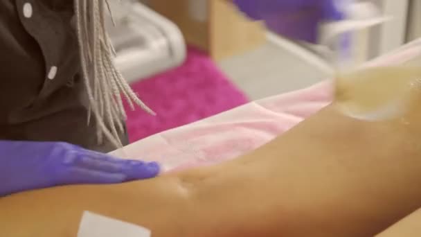 Procedura depilacji kończyn żeńskich — Wideo stockowe