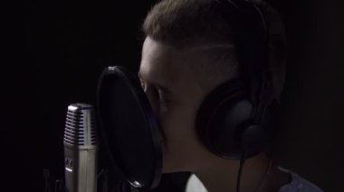 Stüdyoda şarkı söyleyen çocuk