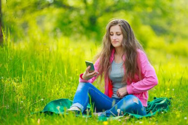 Elinde telefon olan bir kız.