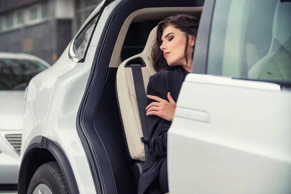 女の子が車の中で — ストック写真