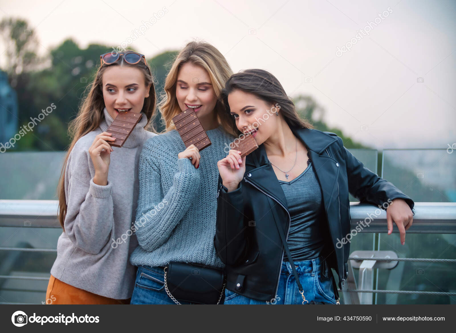 チョコレートを食べる3人の女の子 ストック写真 C Zokov チョコレートを食べる3人の女の子 ストック写真 C Zokov