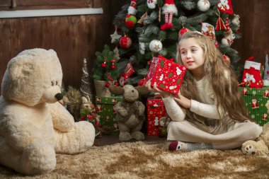 Elinde hediye kutusu olan bir kız.