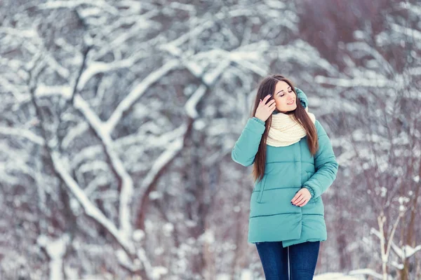 Chica en el fondo de los árboles nevados — Foto de Stock