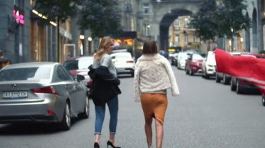 Üç kız sokakta yürüyor.