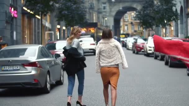 Trei fete merg pe stradă — Videoclip de stoc