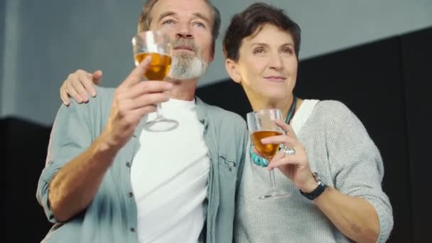 Paar in leeftijden met glazen wijn — Stockvideo