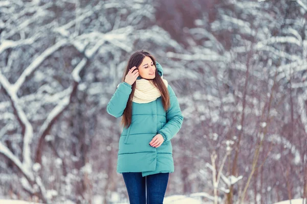 Chica en el fondo de los árboles nevados — Foto de Stock