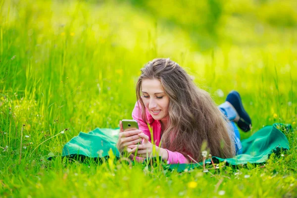 Meisje met een telefoon in haar handen — Stockfoto