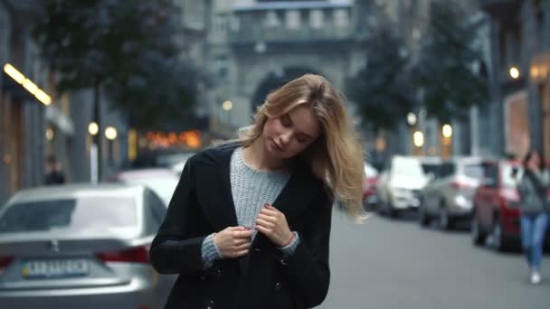 Девушка, идущая по улице в городе — стоковое видео