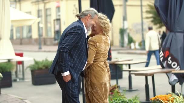 高齢者のカップルが街を歩き回り — ストック動画