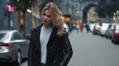 Şehirde sokakta yürüyen bir kız.