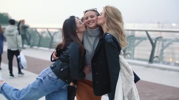 Niñas caminar en el puente — Vídeo de stock