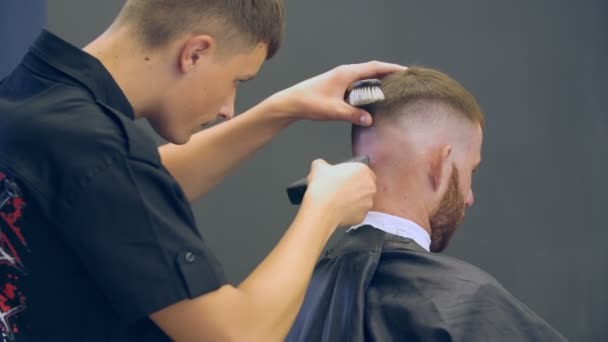 Ich schneide meine Haare beim Friseur — Stockvideo