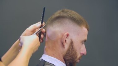 Saçımı kuaförde kestirdim.