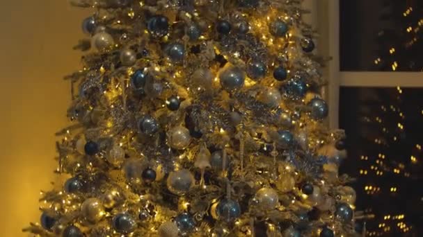 Prachtig versierde kerstboom — Stockvideo