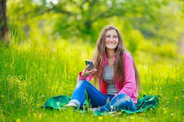 Meisje met een telefoon in haar handen — Stockfoto