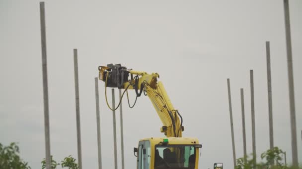 Młotek pneumatyczny wbijający betonowe słupy w podłoże — Wideo stockowe