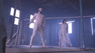 Kalenin arkasında dans eden çift