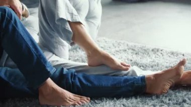 Yaşlı bir çift yerde oturuyor.