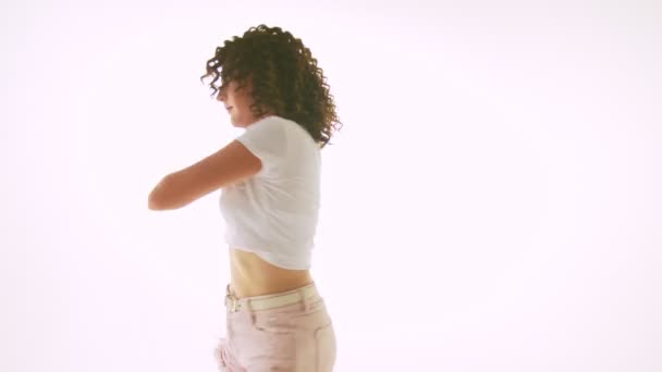 Menina com cabelo encaracolado dançando — Vídeo de Stock